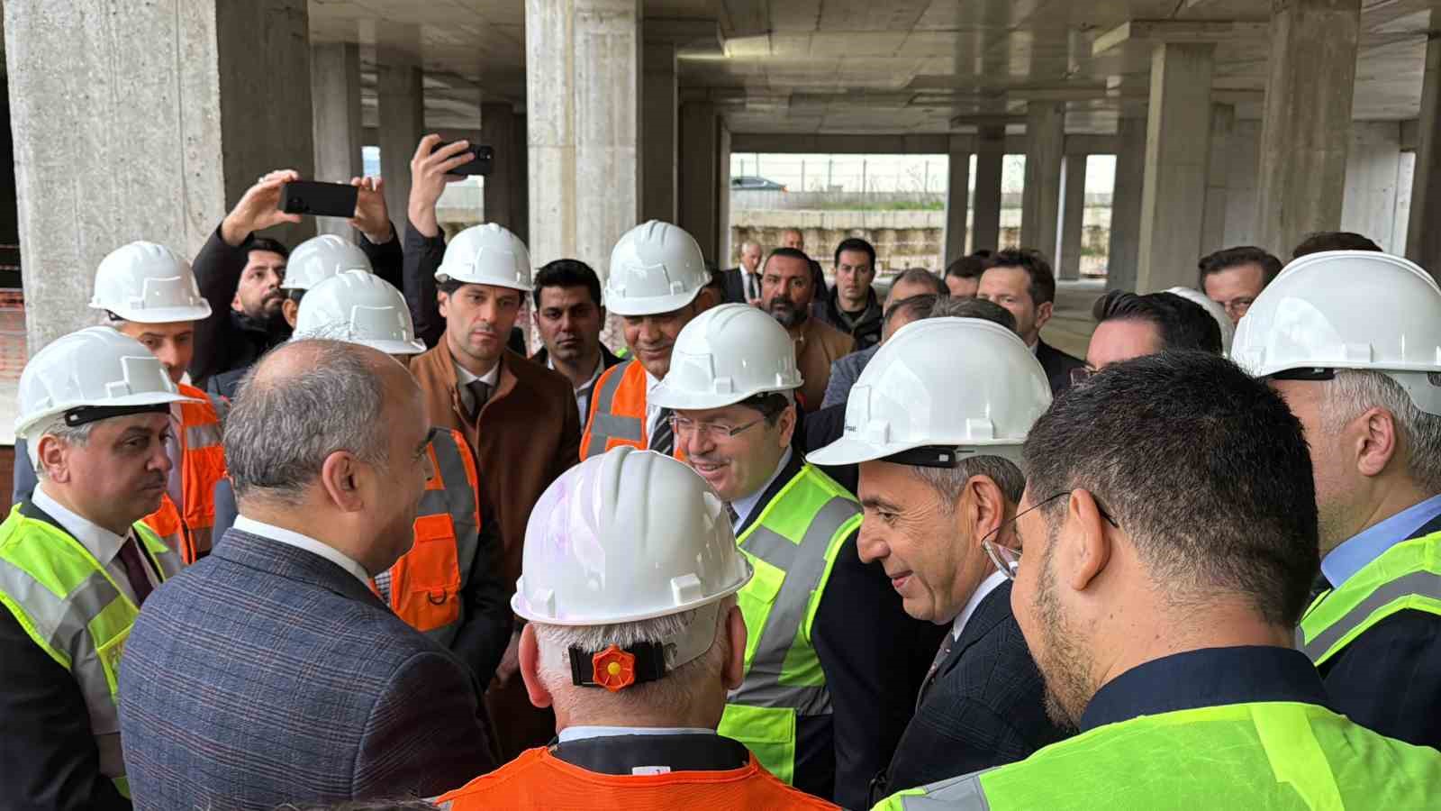 Adalet Bakanı Tunç, Sakarya Adalet Sarayı inşaatında incelemelerde bulundu
