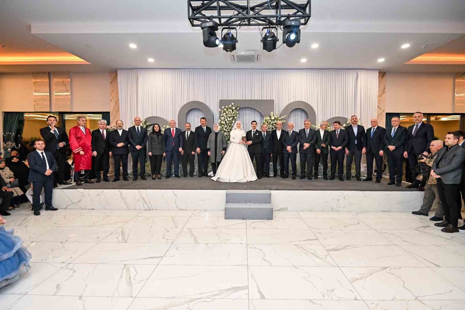 Siyasiler bu düğünde buluştu