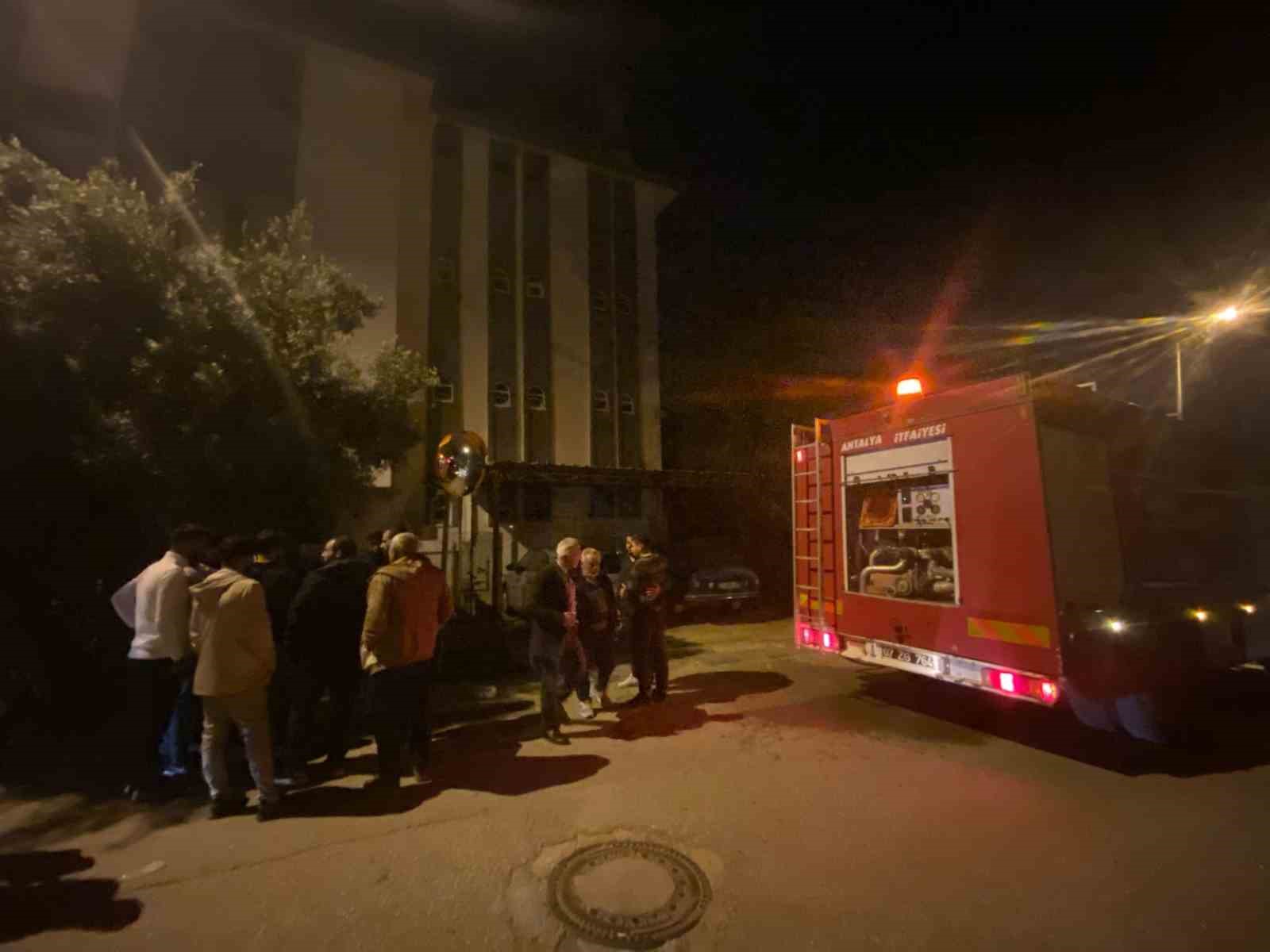 En mutlu günleri kabusa döndü, düğün sırasında evleri yandı