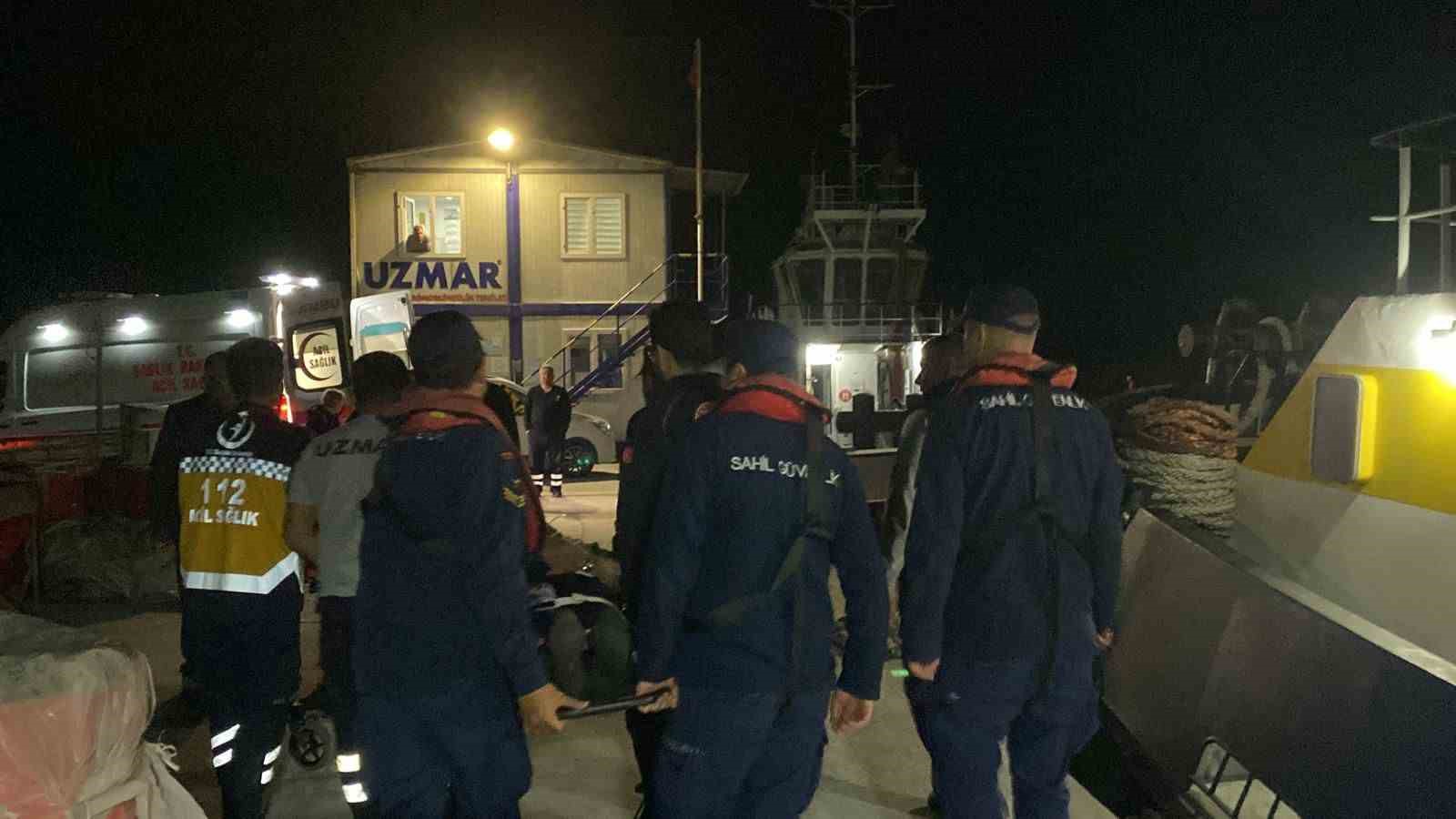 &Ccedil;anakkale&rsquo;de g&ouml;ğ&uuml;s kafesi kemiği kırığı tanısı konulan hasta Sahil G&uuml;venlik ekiplerince tahliye edildi
