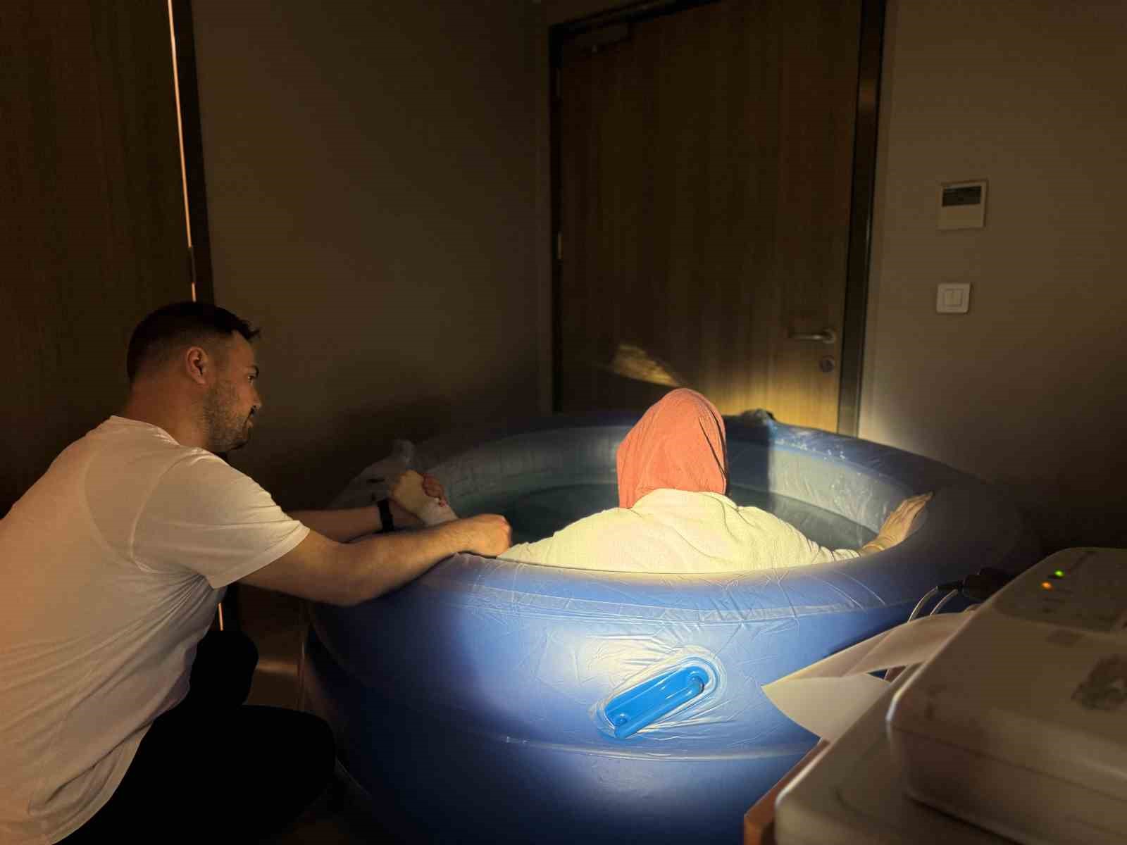 Diyarbakır’da suda gerçekleşen doğumda 3 kilo 600 gram ağırlığında bebek dünyaya geldi