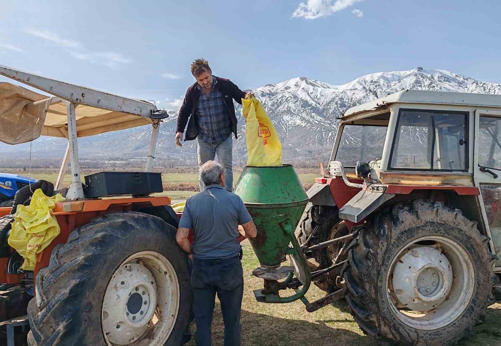 Erzincan meralarında gübreleme çalışmaları başladı