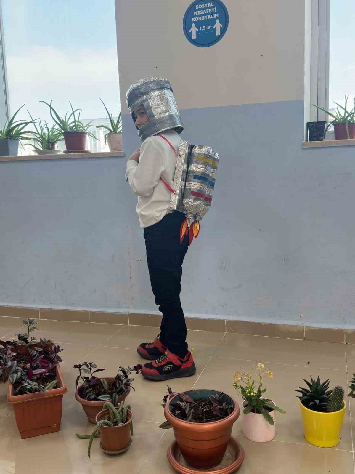 Minik &ouml;ğrencilerden &rsquo;geri d&ouml;n&uuml;ş&uuml;m&rsquo; defilesi

