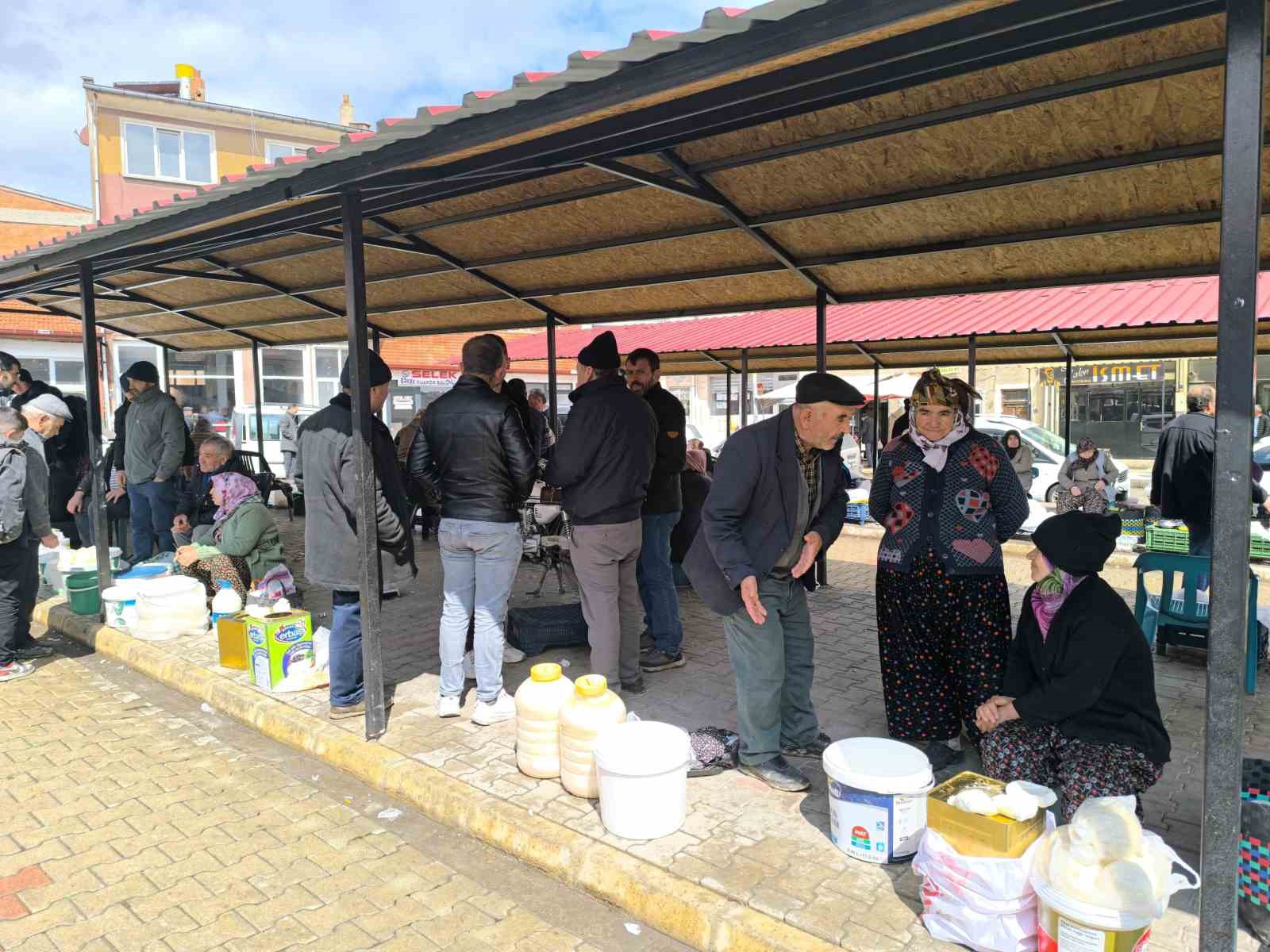 Bu pazarda satılan ürünlerin hepsi doğal ve yöresel