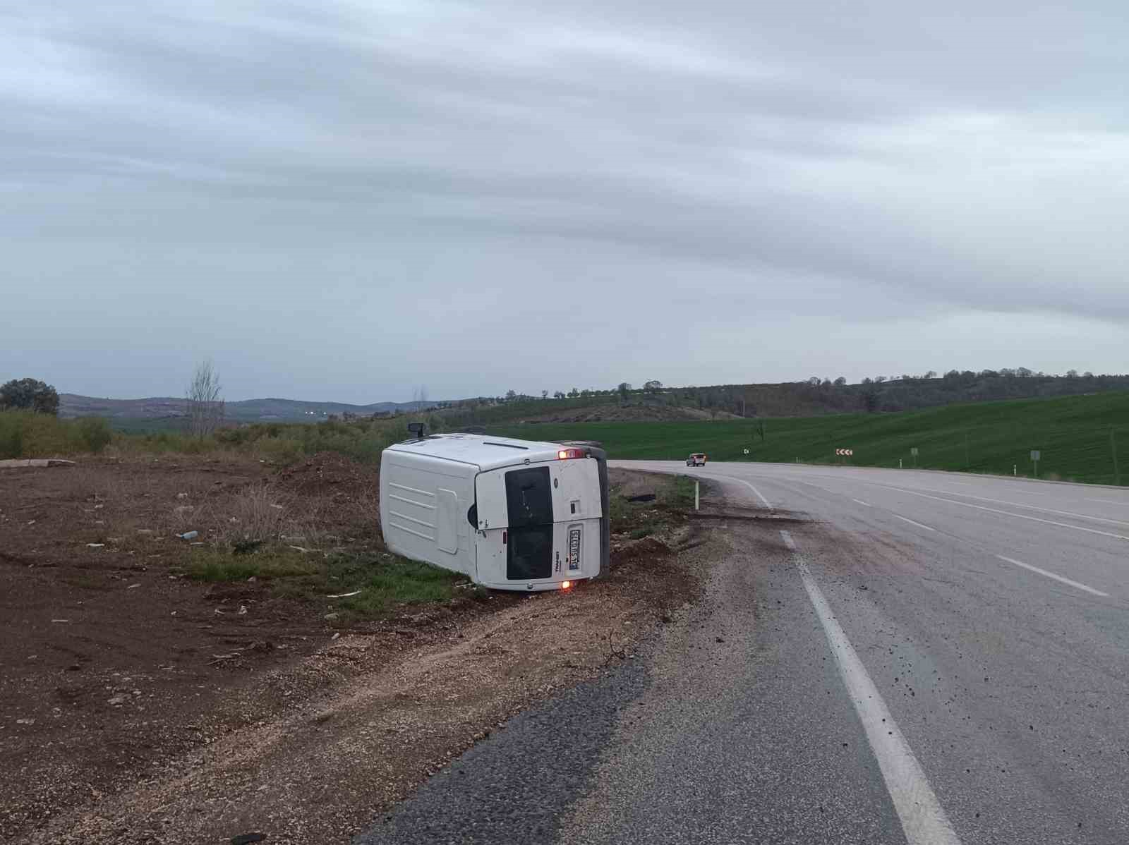 Kontrolden çıkan minibüs devrildi: 2 yaralı