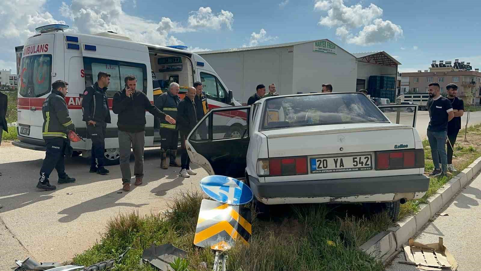 Antalya’da hastaneye giderken kaza yaptılar: 1’i çocuk 5 yaralı