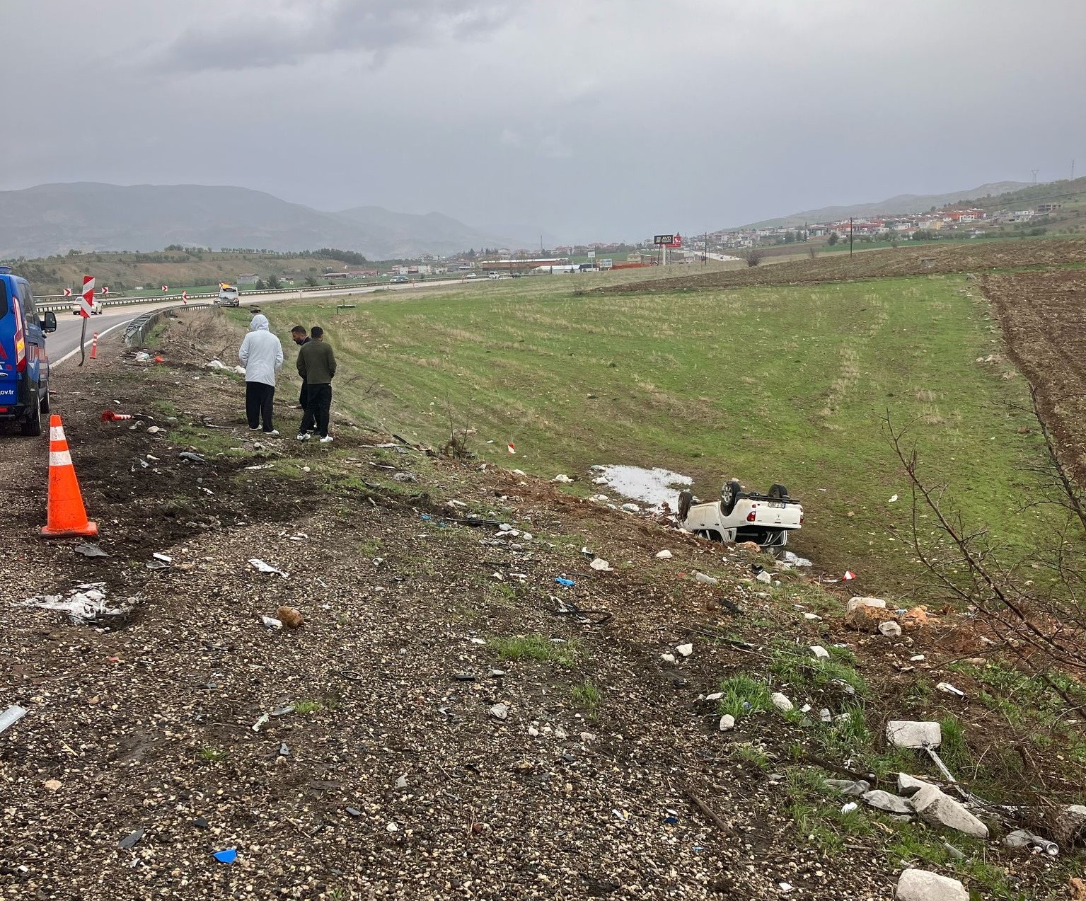 Kamyonet şarampole yuvarlandı: 2 yaralı