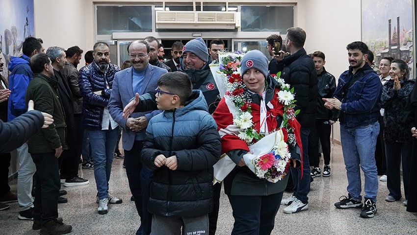 ETÜ’lü Bingül kardeşler 2025 Zihinsel Engelliler Dünya Kayak Şampiyonası’ndan 3 madalya ile döndü
