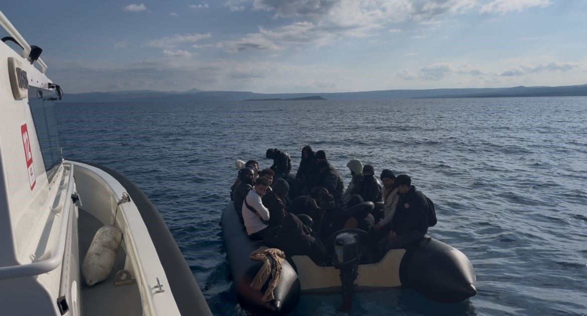 Balıkesir açıklarında 20 düzensiz göçmen yakalandı