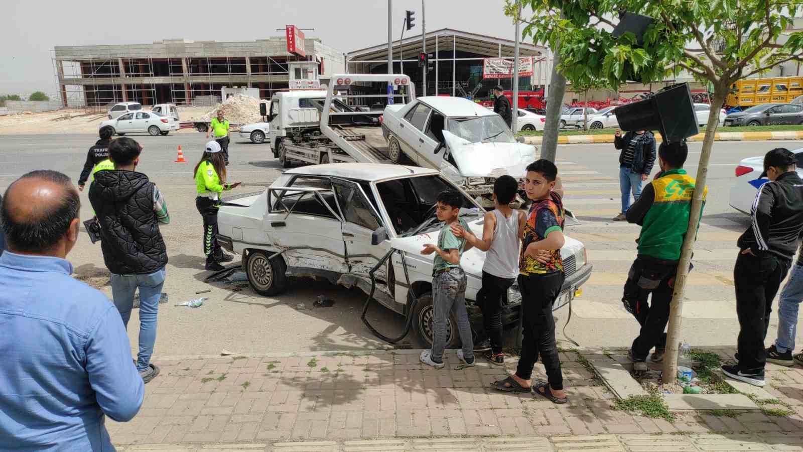 Şanlıurfa’da 2 otomobil çarpıştı: 8 yaralı
