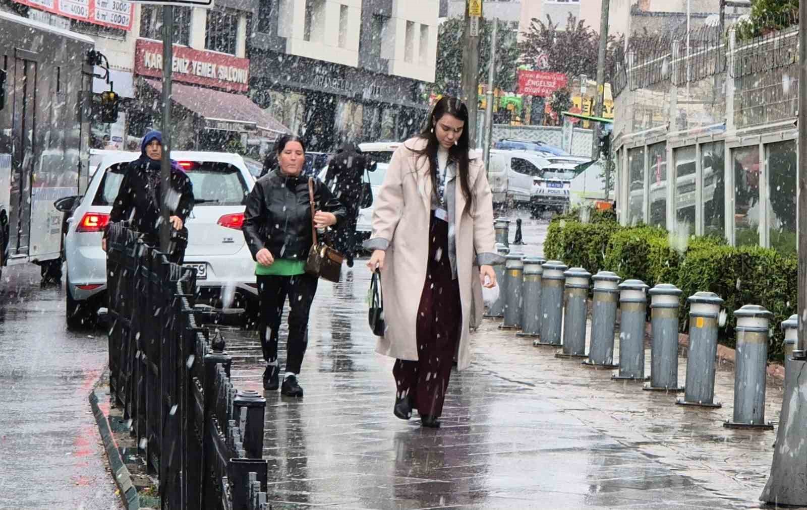 Tekirdağ’da lapa lapa kar yağdı