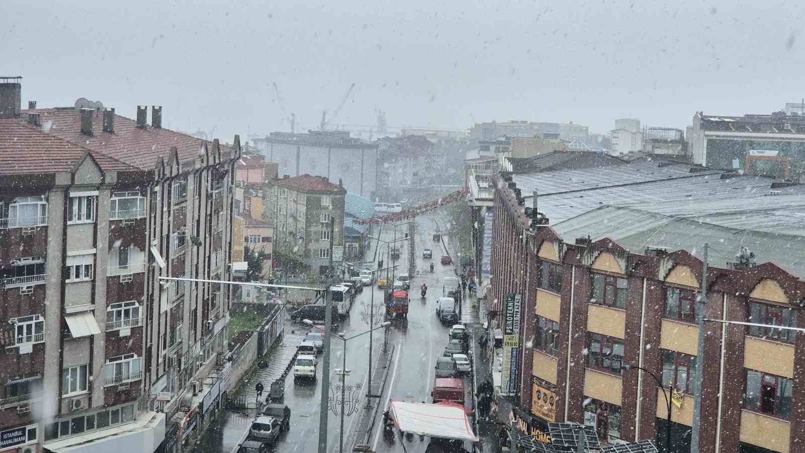 Tekirdağ&rsquo;da lapa lapa kar yağdı
