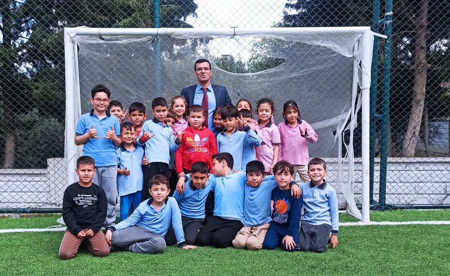 Okullarına kavuşan öğrencilerin yüzü gülüyor