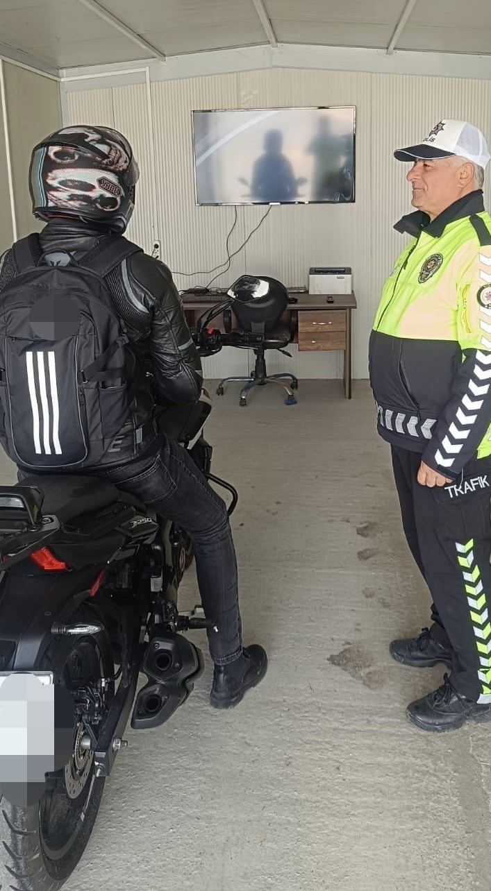 Yaşam t&uuml;nelinde 204 vatandaşa trafik bilgilendirmesi yapıldı
