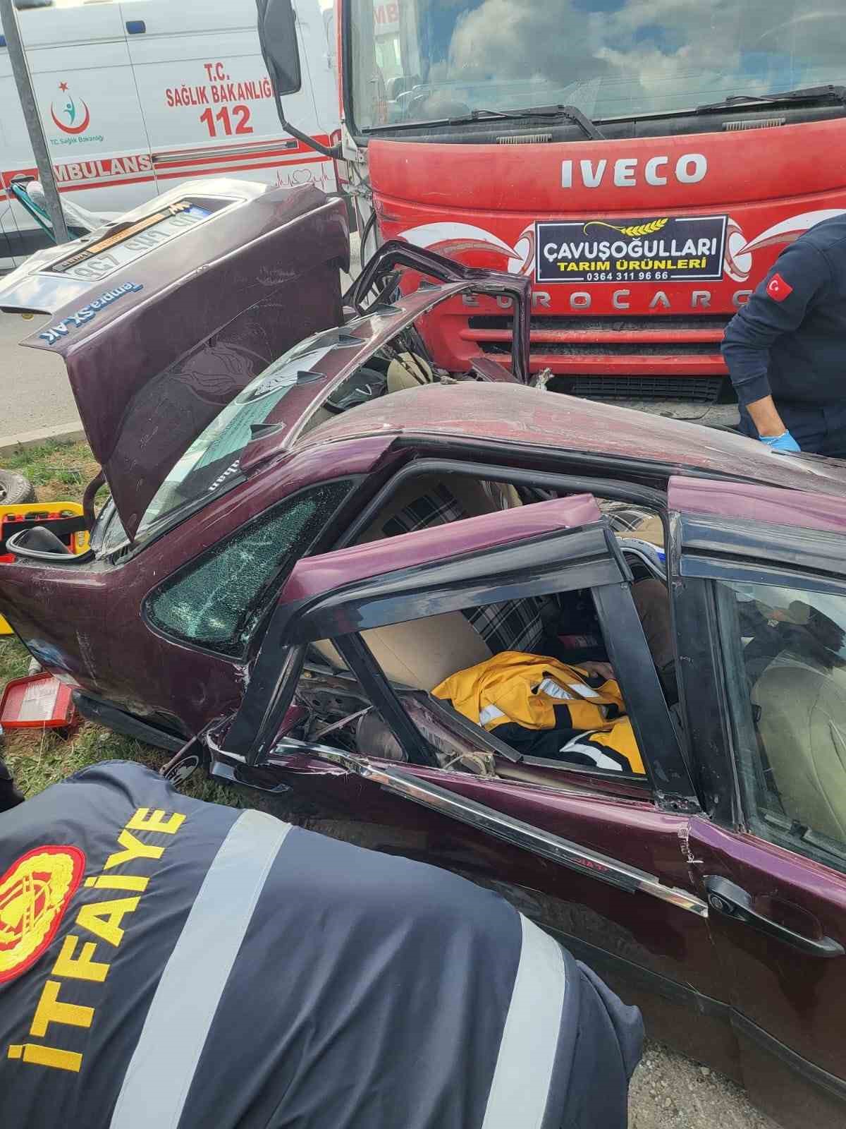 Kamyonla &ccedil;arpışan otomobil hurdaya d&ouml;nd&uuml;: 1&rsquo;i ağır 3 yaralı
