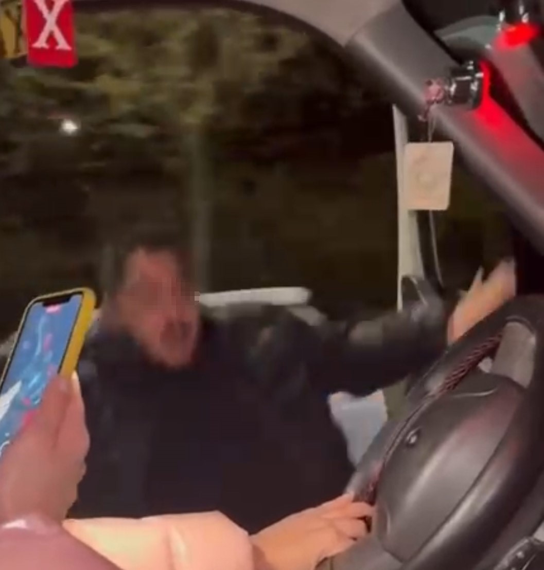 Trafiği tehlikeye düşürüp dans etmişti, 22 bin lira ceza kesildi

