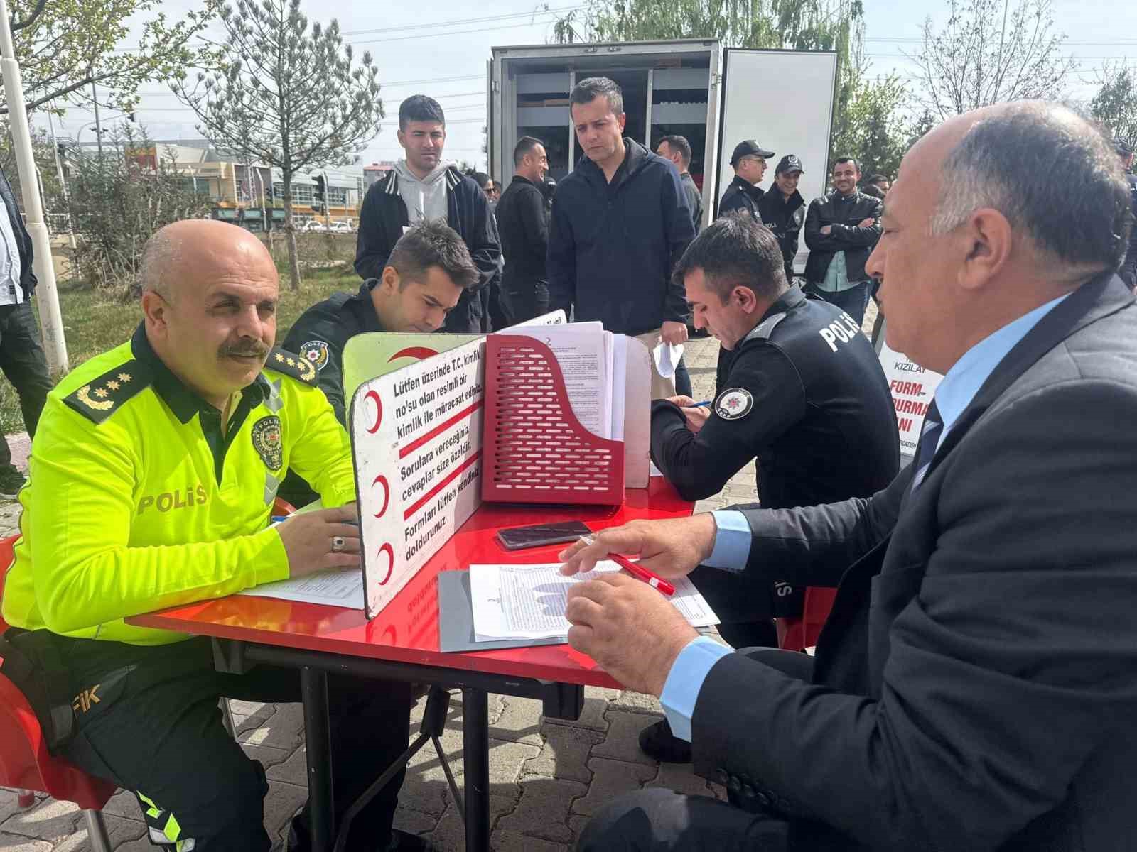 Iğdır İl Emniyet M&uuml;d&uuml;rl&uuml;ğ&uuml;&rsquo;nden T&uuml;rk Kızılay&rsquo;ına kan bağışı
