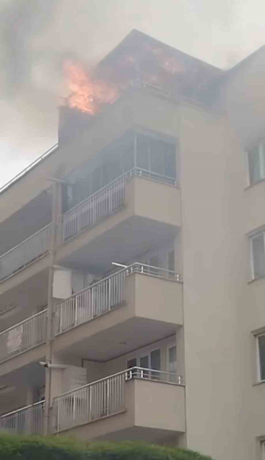 Bursa’da 5 katlı binanın çatısı alevlere teslim oldu