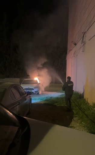 Otomobilde &ccedil;ıkan yangına ilk m&uuml;dahale bek&ccedil;ilerden geldi
