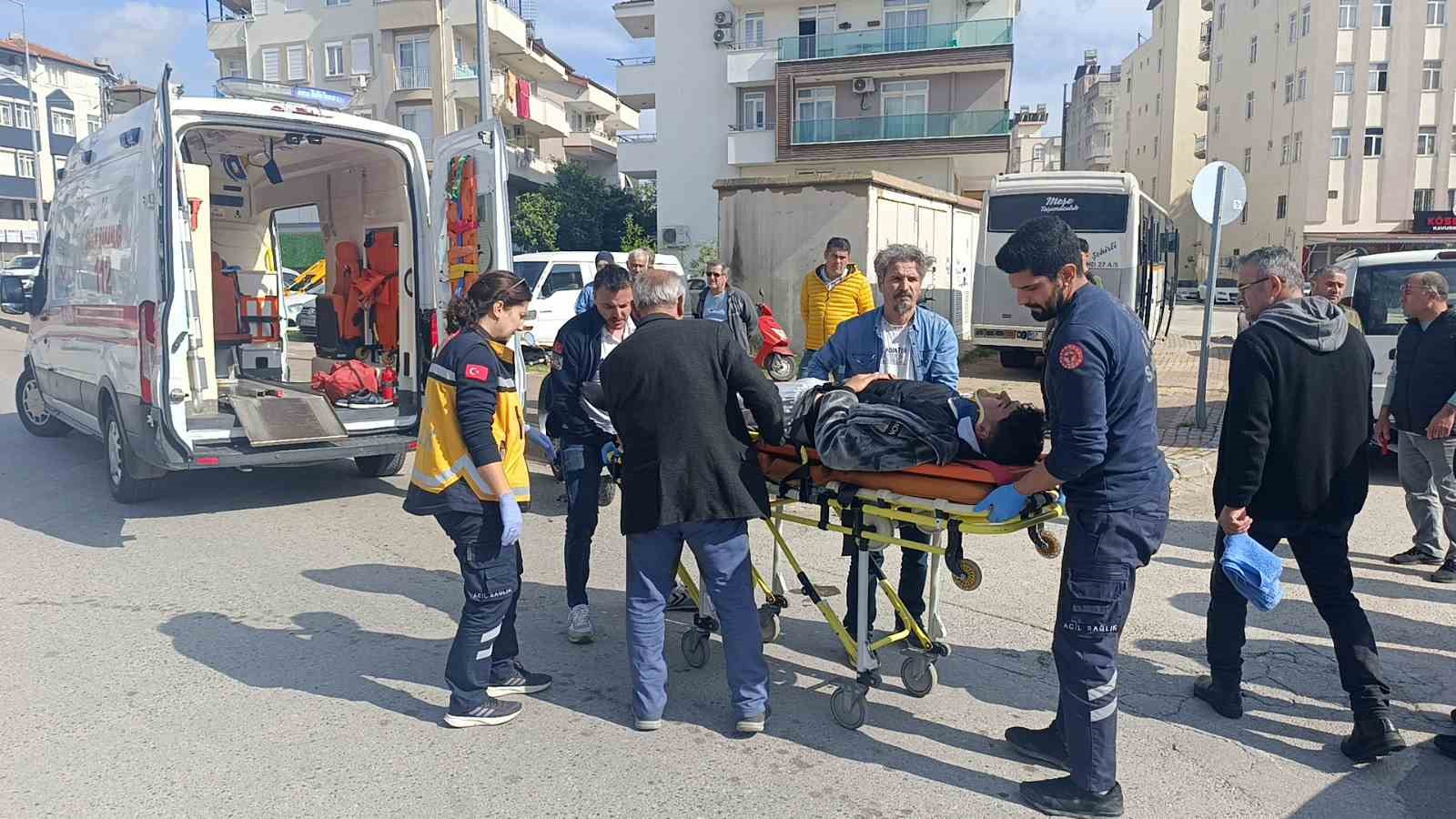 Antalya’da hafif ticari araç motosikletle çarpıştı: 2 yaralı