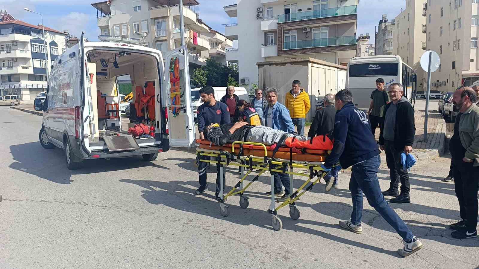 Antalya&rsquo;da hafif ticari ara&ccedil; motosikletle &ccedil;arpıştı: 2 yaralı
