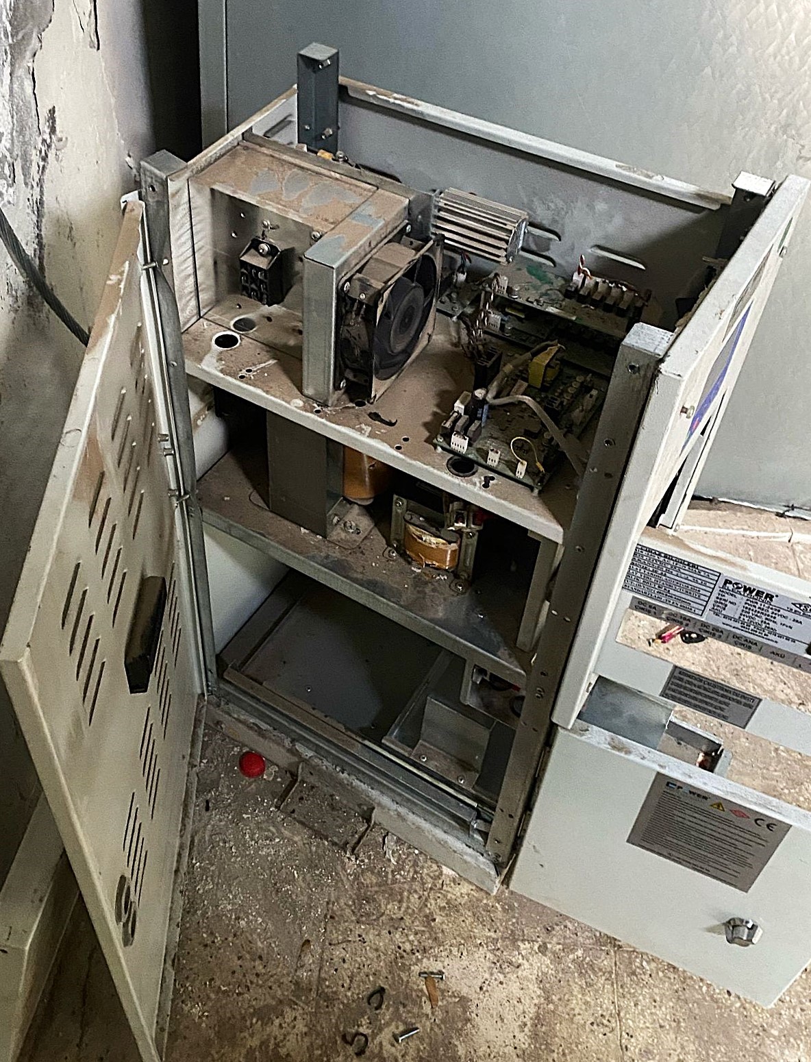 Bakır hırsızları binlerce hane ve resmi kurumu elektriksiz bıraktı
