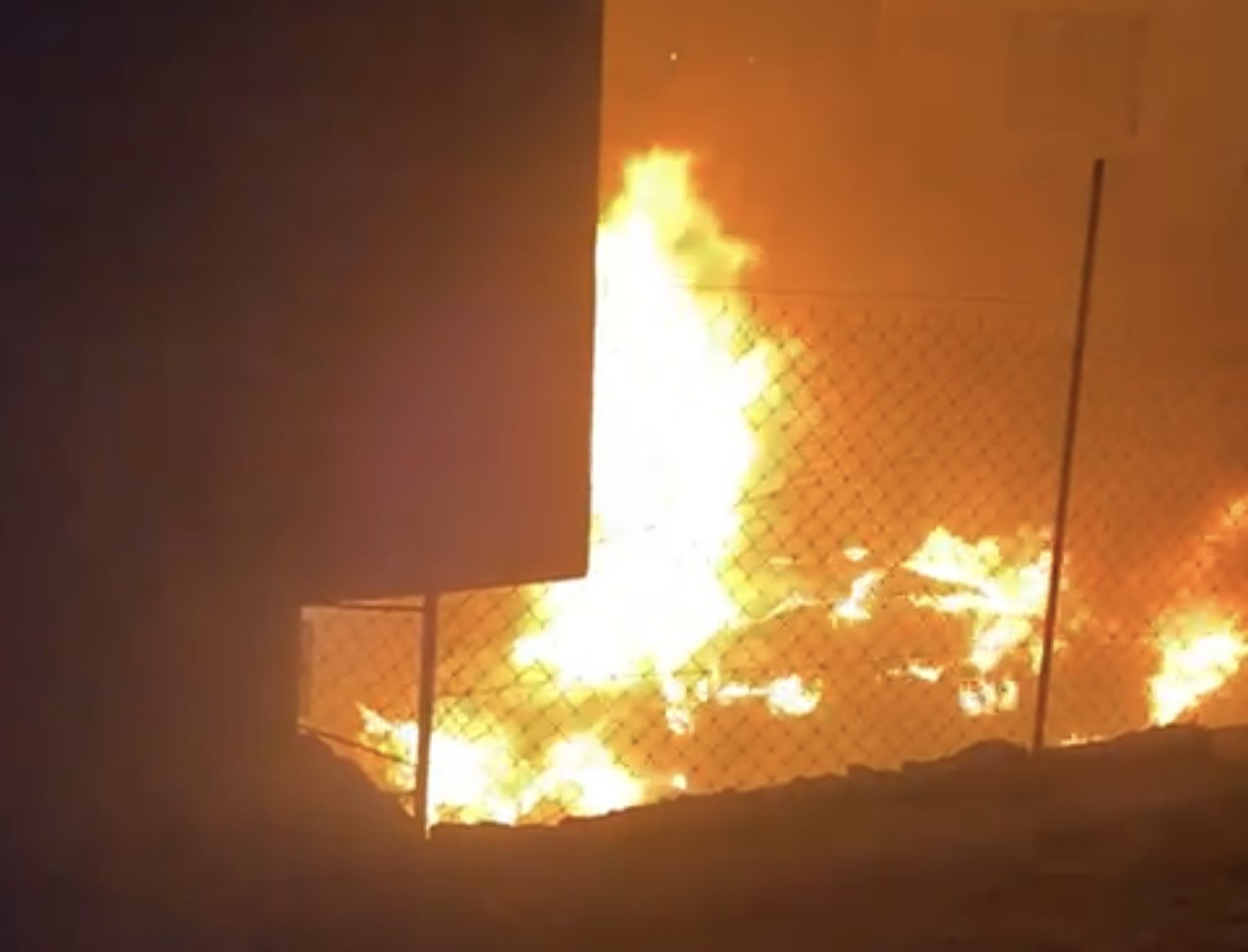 Otomobil ve odunluk kül oldu