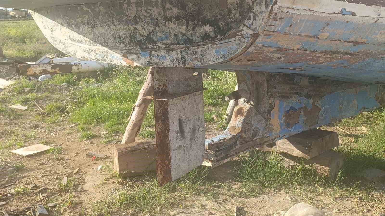 Tur teknesinin pervanesini spiral makinesiyle keserek çaldı