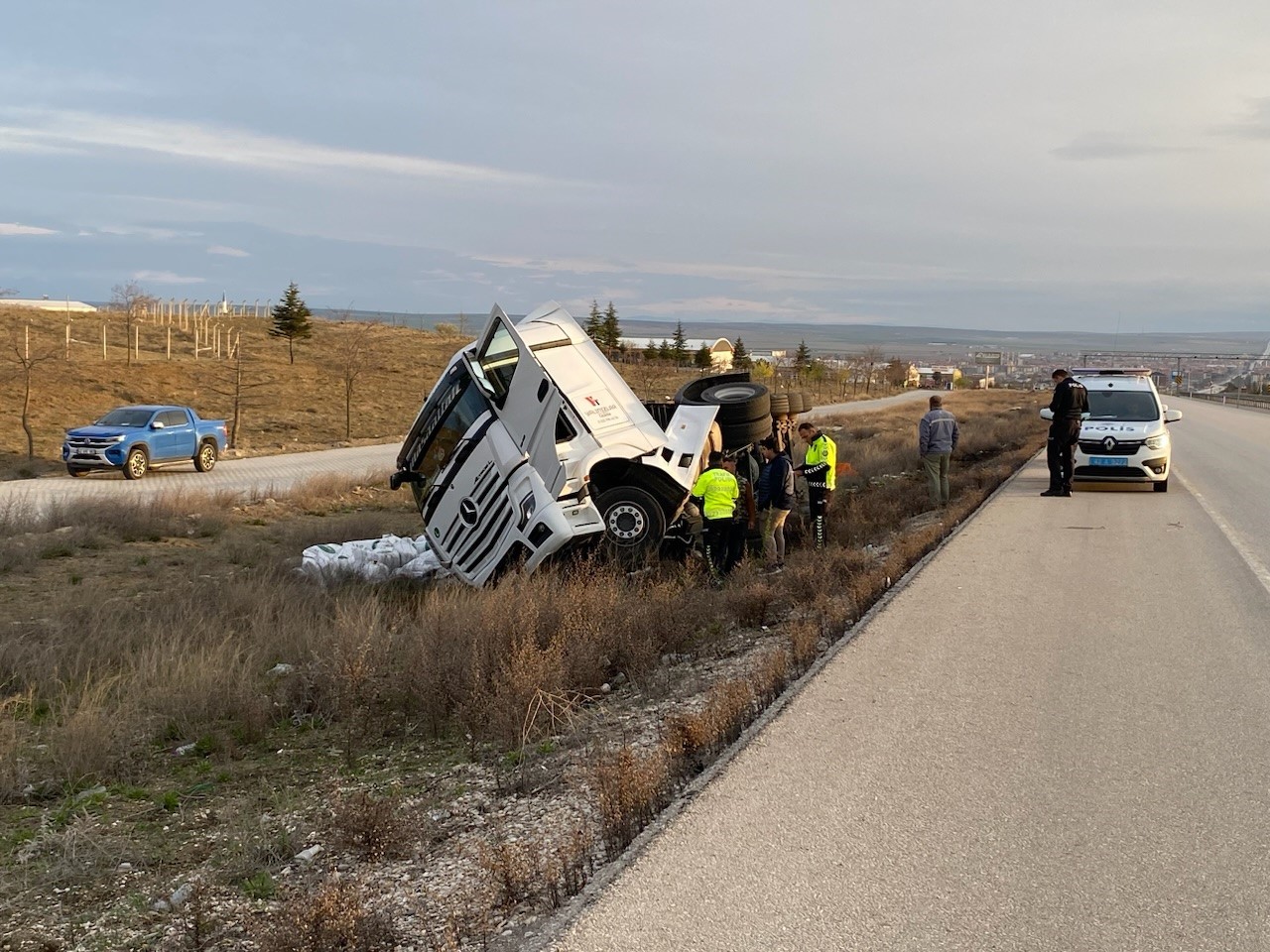 Konya’da gübre yüklü tır şarampole devrildi
