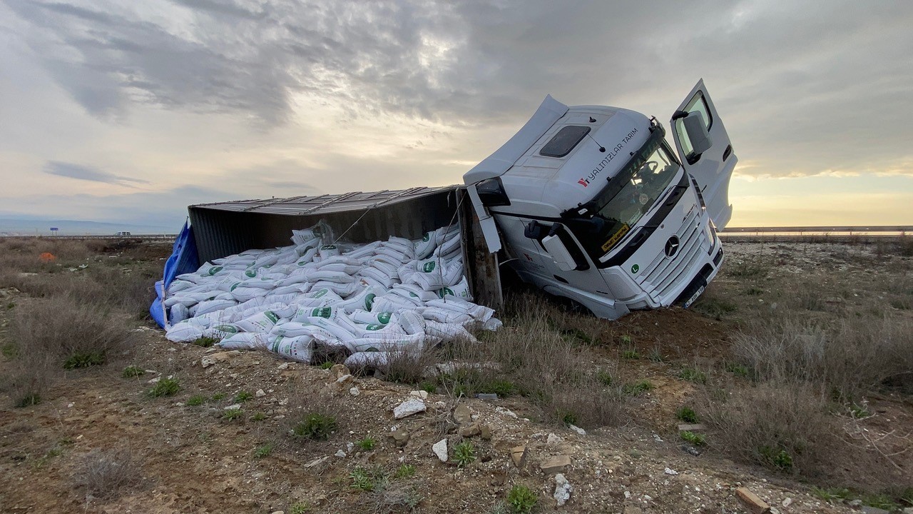 Konya&rsquo;da g&uuml;bre y&uuml;kl&uuml; tır şarampole devrildi
