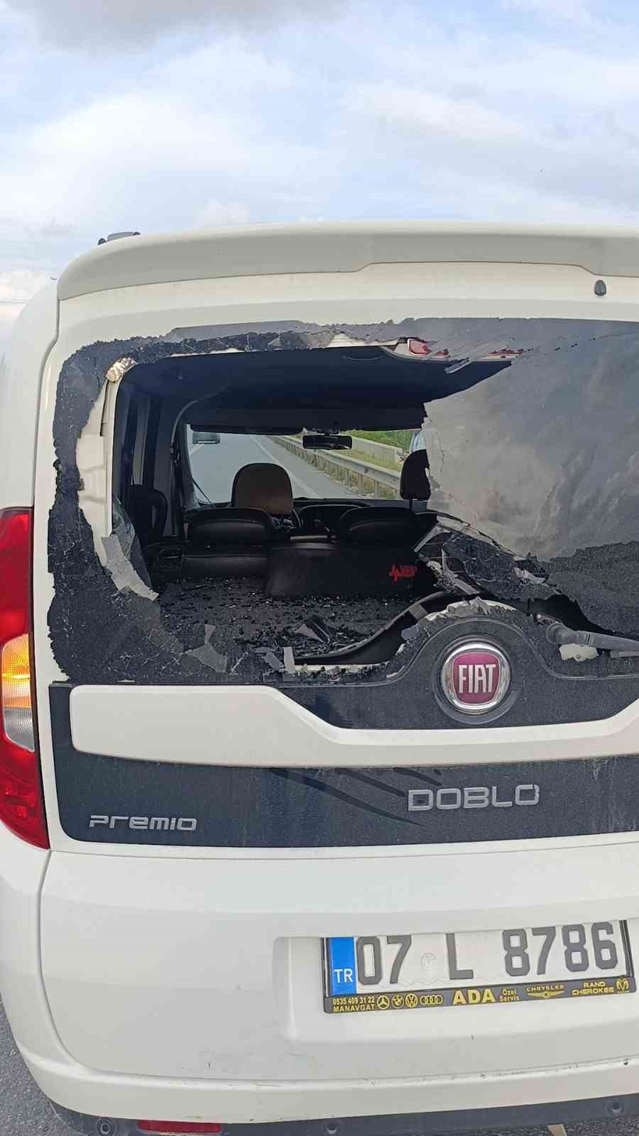 Motosiklet sürücüsünü başındaki kask kurtardı