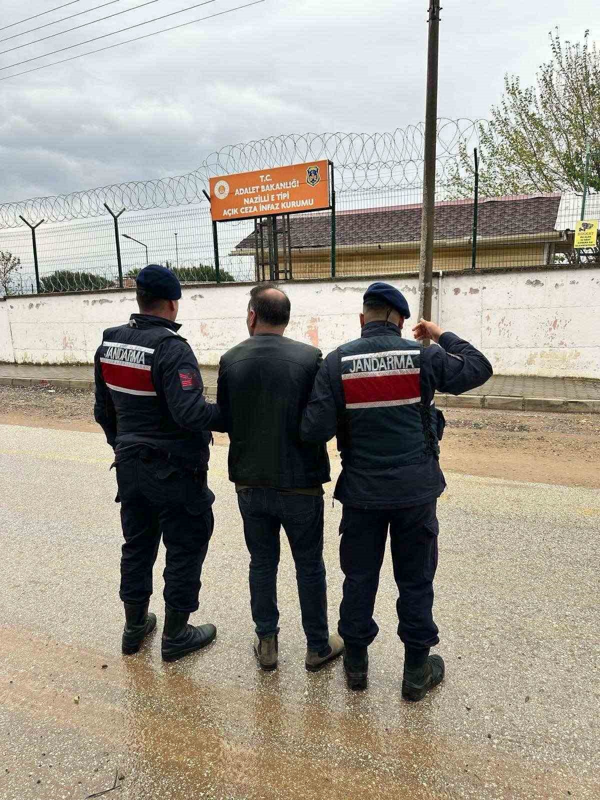 Aranan şahıslar jandarmadan ka&ccedil;amadı
