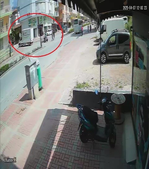 Kaza yapan s&uuml;r&uuml;c&uuml;ler olay yerini terk etti
