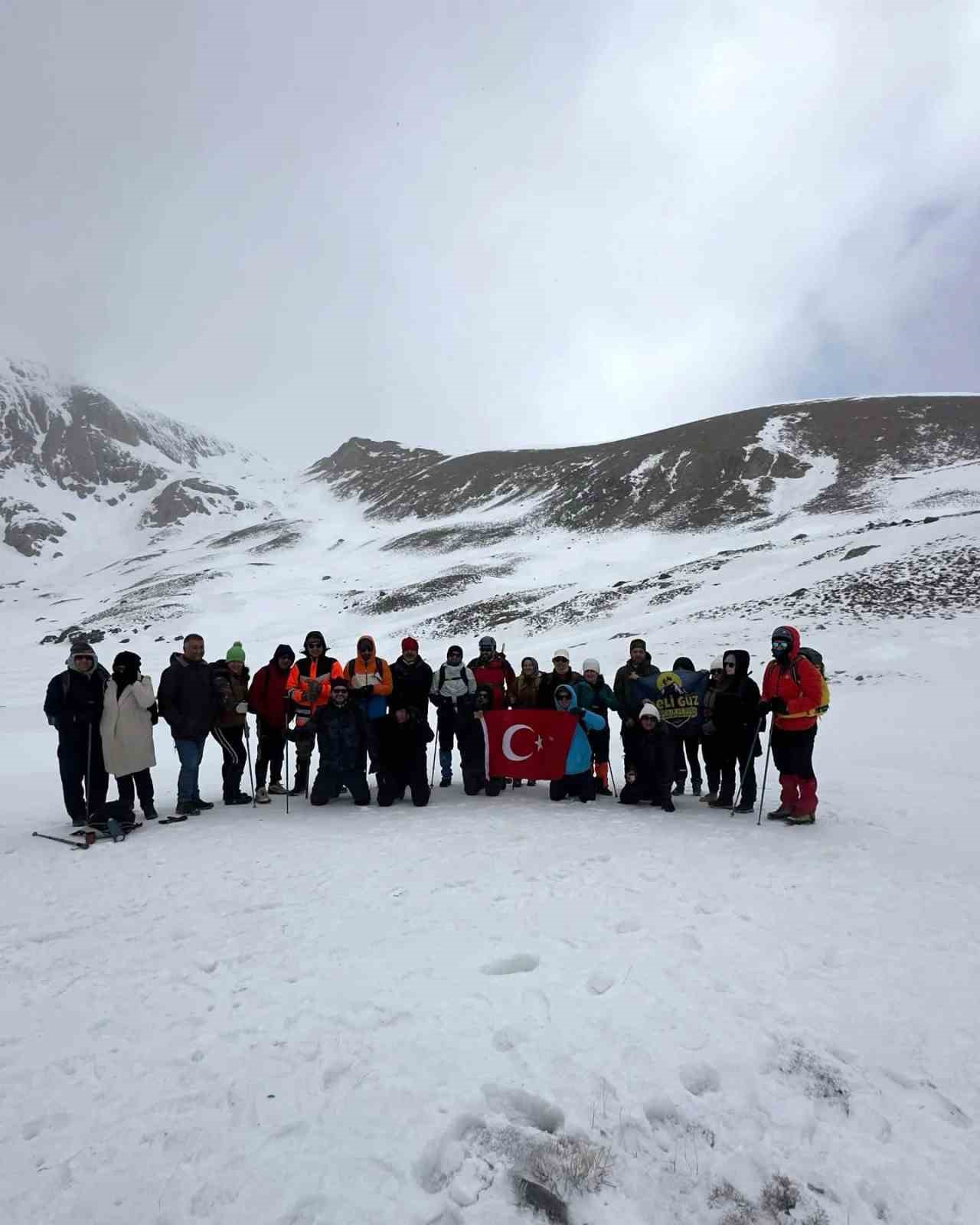 Dağcılar Bolkar Dağları&rsquo;nda zirve yaptı
