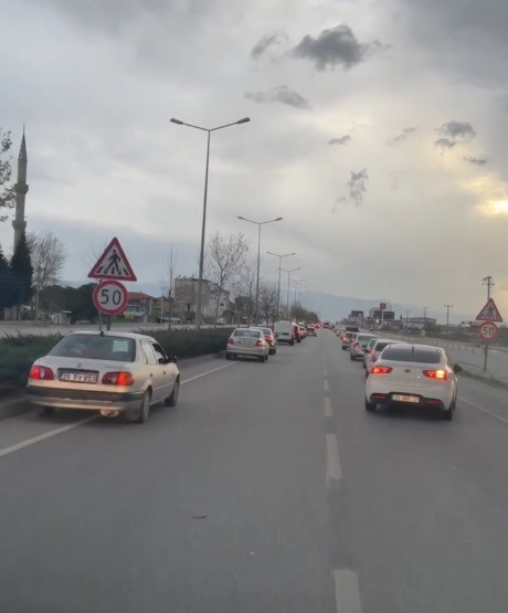 Siren sesini duyan sürücülerin duyarlı davranışı takdir topladı