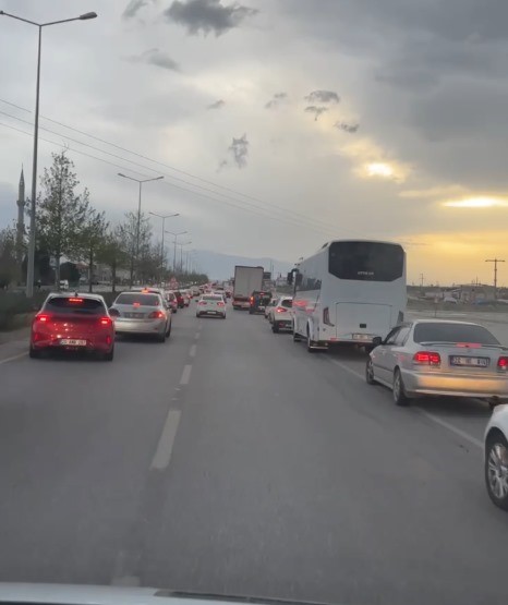 Siren sesini duyan s&uuml;r&uuml;c&uuml;lerin duyarlı davranışı takdir topladı
