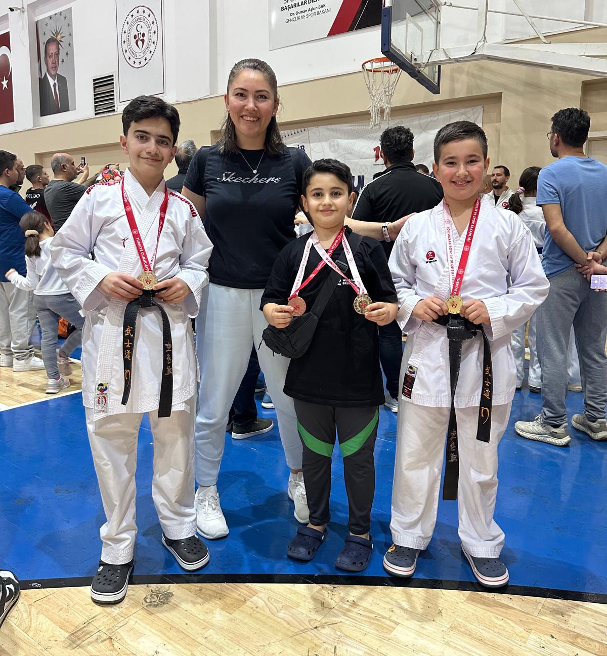İzmir Karate Şampiyonası&rsquo;nda Aliağa r&uuml;zg&acirc;rı