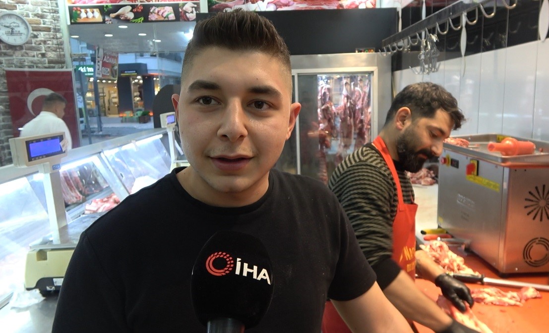 Osmaniye’de kasaptan et alan köpek yüzleri gülümsetti