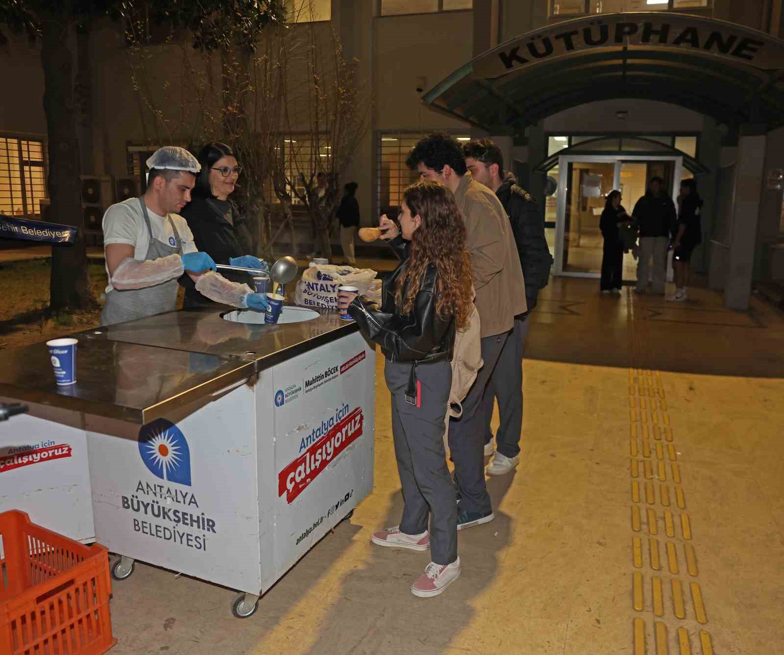 Antalya Büyükşehir Belediyesi’nden öğrencilere sıcak çorba ikramı