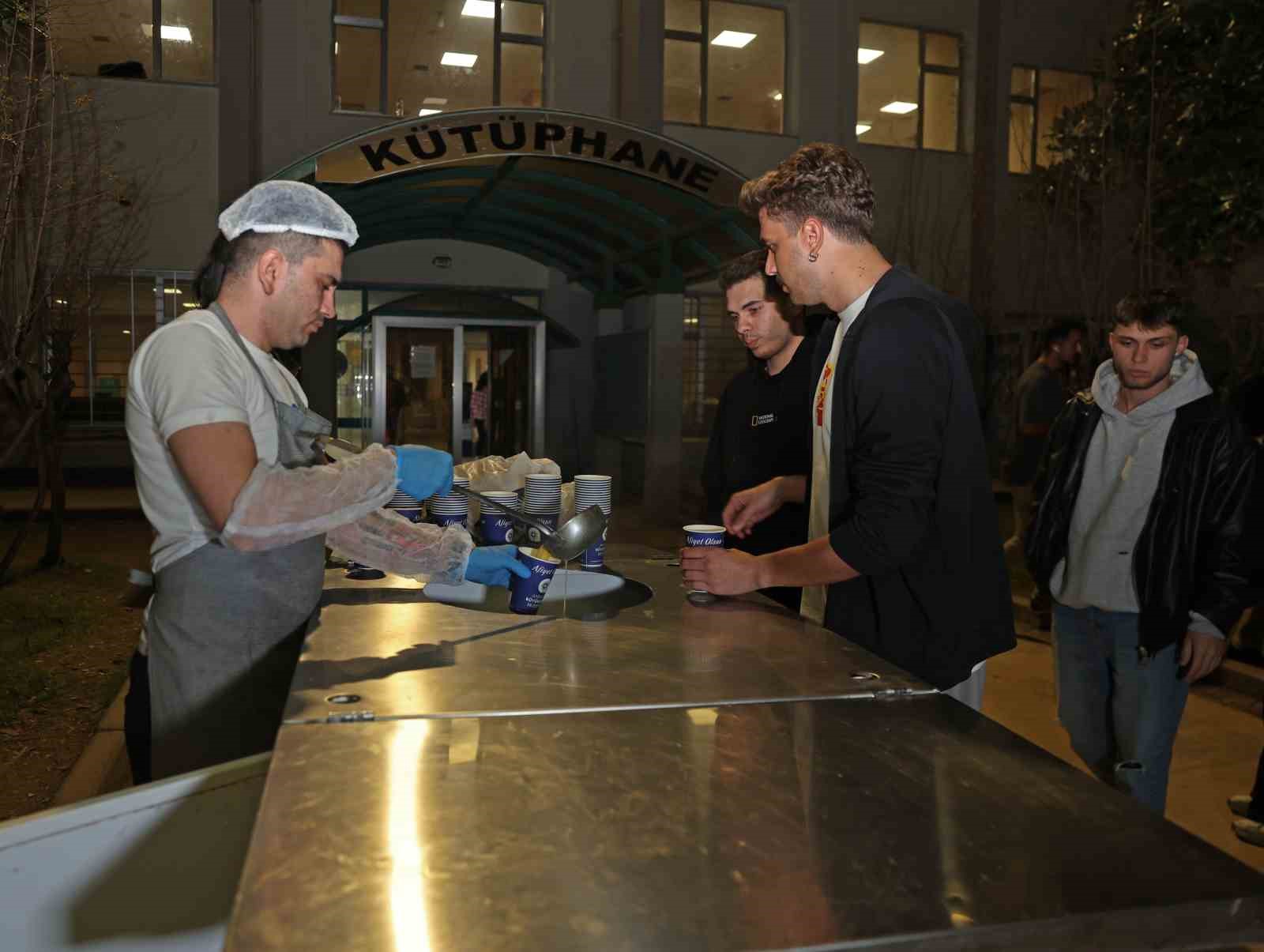 Antalya B&uuml;y&uuml;kşehir Belediyesi&rsquo;nden &ouml;ğrencilere sıcak &ccedil;orba ikramı
