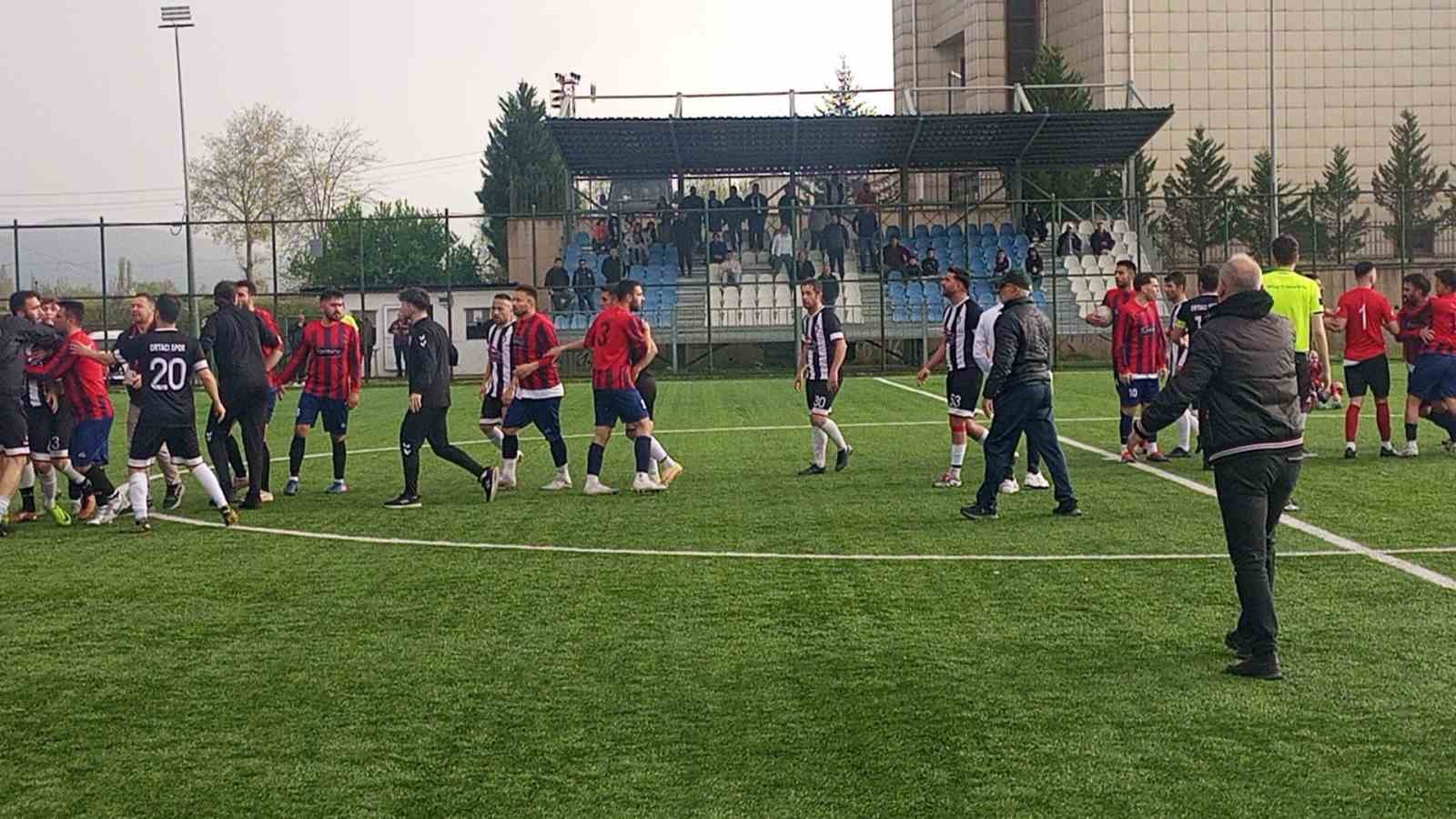 Amatör lig maçında sahada başlayan kavga saha dışına taştı
