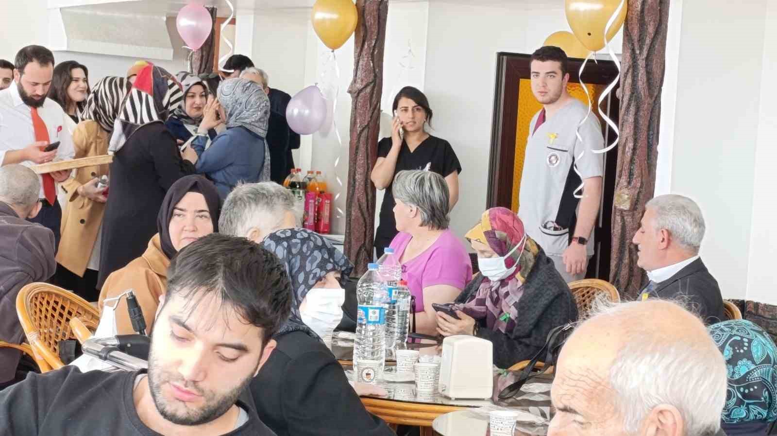 Elazığ’da üniversite öğrencileri kanser hastalarına moral verdi
