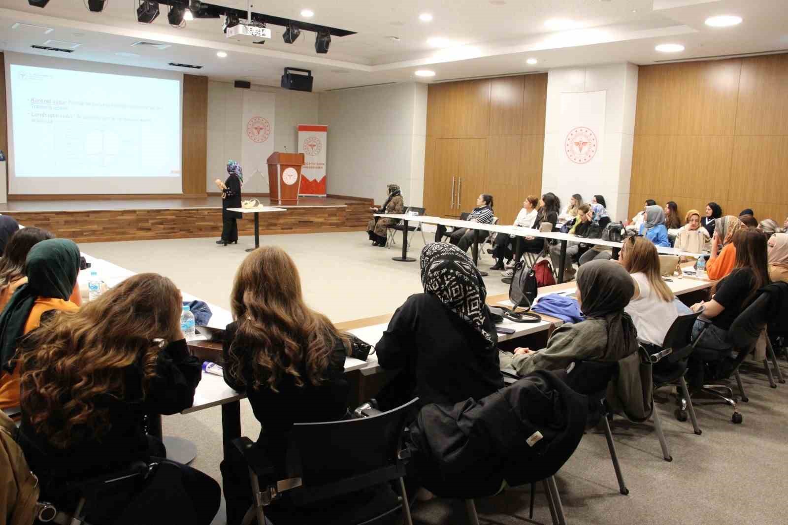 Elazığ’da ebelere yönelik eğitimler sürüyor
