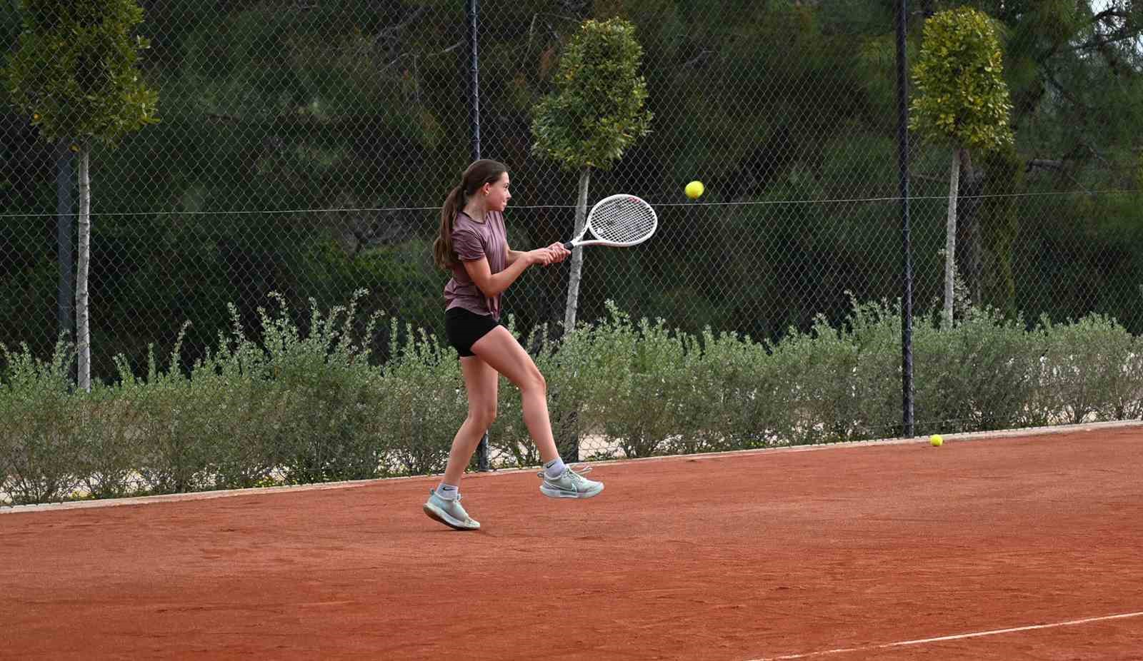 Tenisin kalbi Kemer’de atıyor
