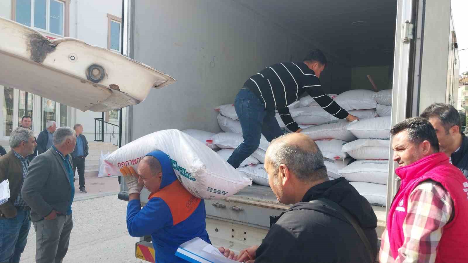 Mersin Mut&rsquo;ta &uuml;reticiye tohum desteği
