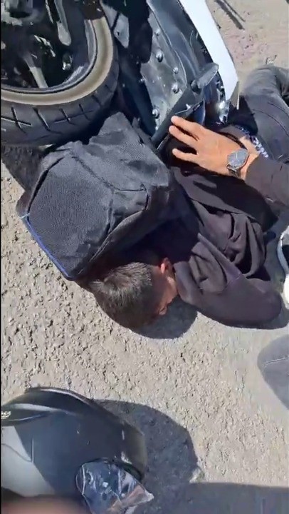 Karaman&rsquo;da minib&uuml;sle &ccedil;arpışan motosiklet evin bah&ccedil;esinde bulundu: 1 yaralı
