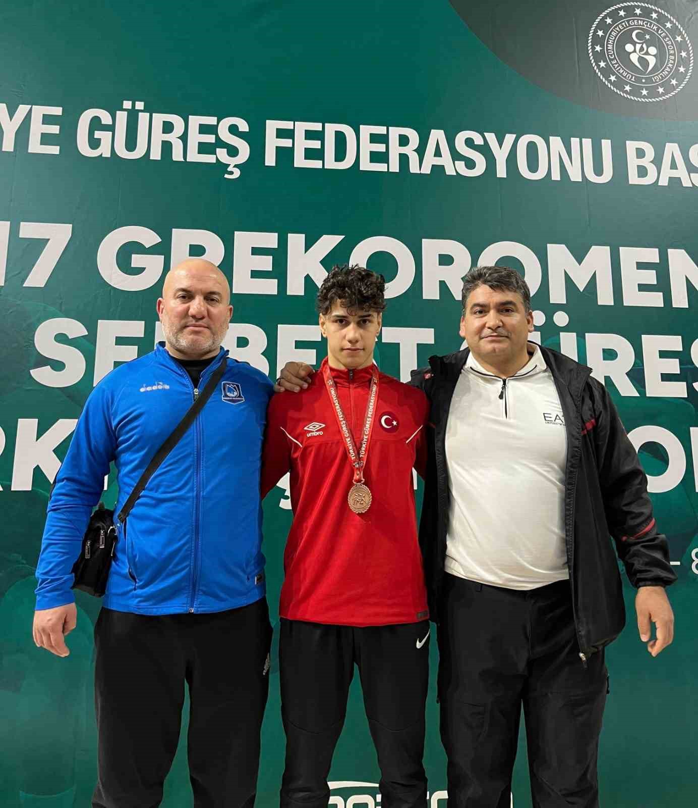 Yunusemreli g&uuml;reş&ccedil;i Kadir Kadiroğlu T&uuml;rkiye 3&rsquo;&uuml;nc&uuml;s&uuml; oldu
