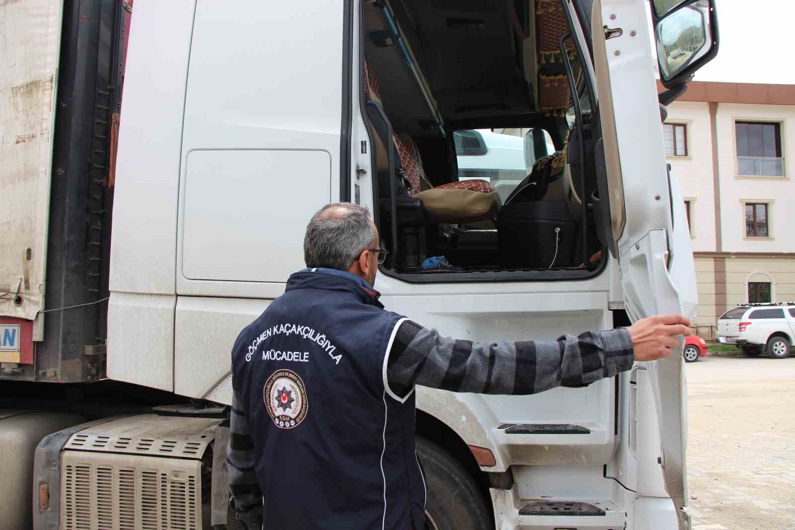 Amasya&rsquo;da koyun taşıyan 2 tırdan 5 ka&ccedil;ak g&ouml;&ccedil;men &ccedil;ıktı

