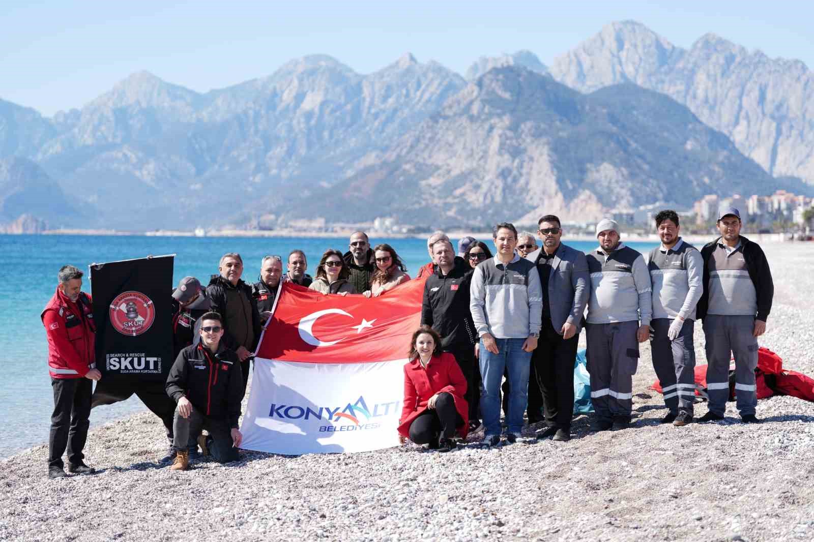 Konyaaltı sahilini ve denizi temizlediler
