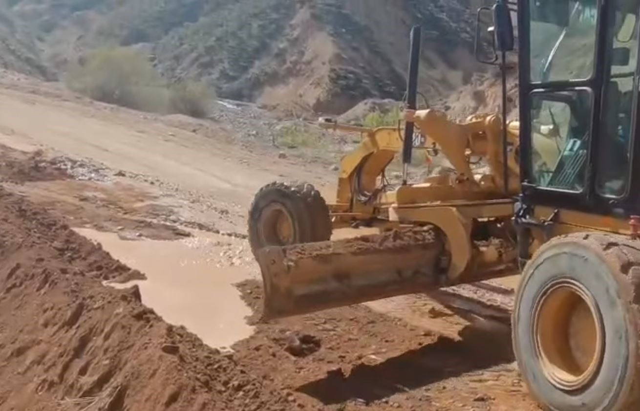 Elazığ&rsquo;da heyelan nedeniyle zarar g&ouml;ren k&ouml;y yollarının onarımı s&uuml;r&uuml;yor
